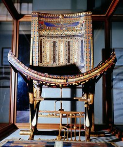 聖職者の椅子、ツタンカーメンの墓（紀元前1370年から52年前）、テベスの王家の谷にある（黒檀の象眼細工）（149419も参照）